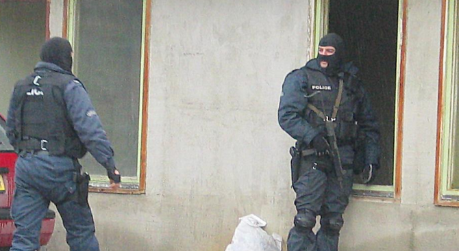 Специализирана полицейска операция се провежда във Ветово. Това съобщиха от