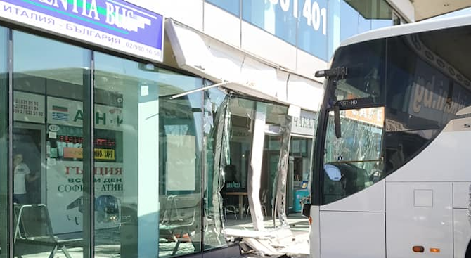 Автобус се е блъснал в сградата на Автогара "Сердика" в