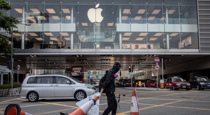 Технологичната компания “Епъл” премахна приложение, с което протестиращи следяха движенията