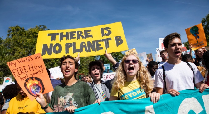 Десетки климатични активисти на световното движение "Бунт срещу унищожението" бяха