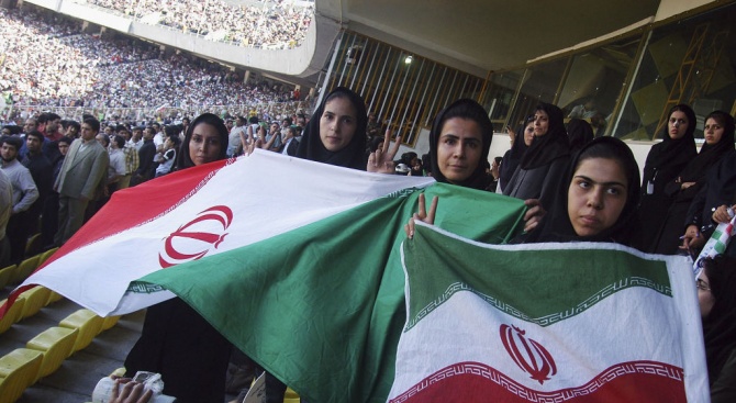 Хиляди иранки присъстваха днес свободно на футболна среща за пръв