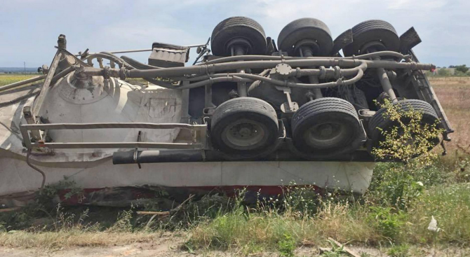 Камион, натоварен с жито, катастрофира около 11 часа по пътя