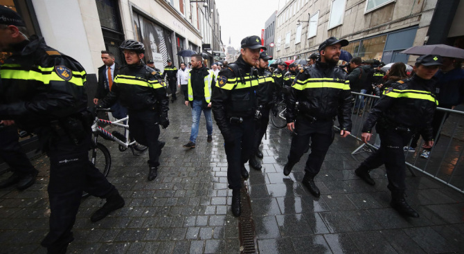 Холандската полиция съобщи днес, че е задържала 130 протестиращи екоактивисти