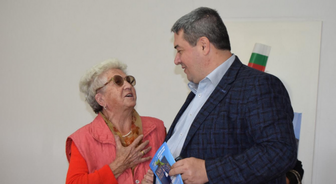 87-годишната Гергина Дешева от Първомайци пожела с песен успех на