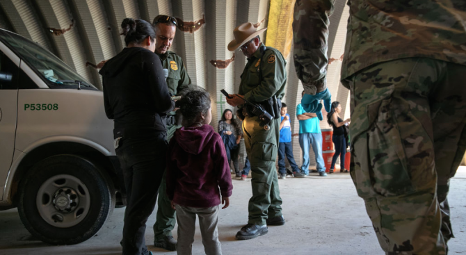 Мексиканската военна полиция спря вчера колона от 2000 мигранти от
