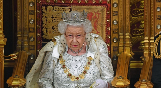 Британската кралица Елизабет Втора скъса с традицията и на церемонията