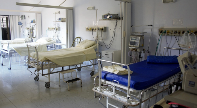 Лекарите в „Пирогов” продължават да се борят за живота на