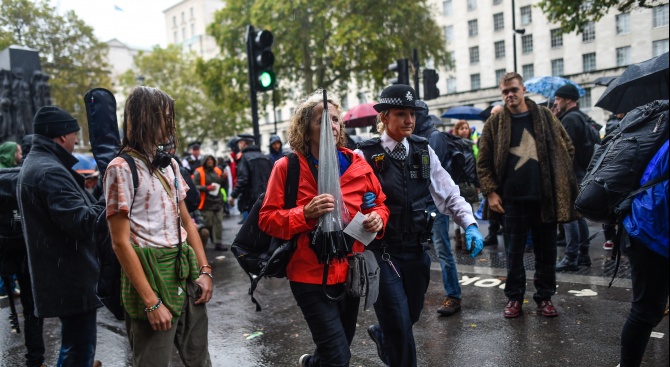Лондончани побесняха срещу участник в протеста на еколози, започнал днес,