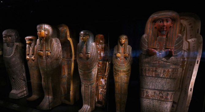 Тридесет дървени саркофага на над 3000 години, съдържащи мумии, бяха