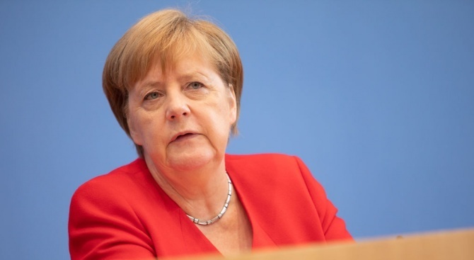 Германският канцлер Ангела Меркел разговаря днес по телефона с руския
