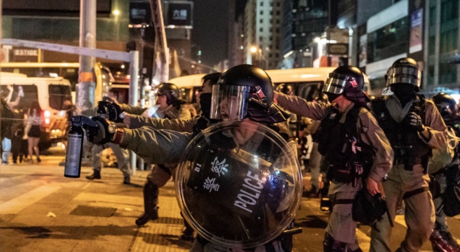 Протестиращите в Хонконг отново заляха улиците днес въпреки полицейската забрана