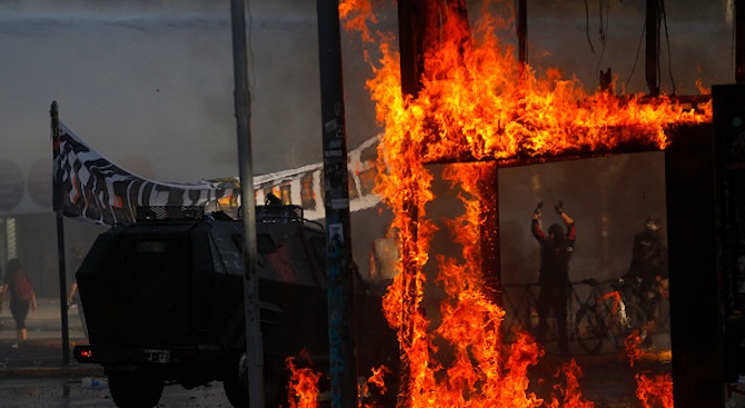 Трети пореден ден продължават размириците в Чили. Броят на жертвите