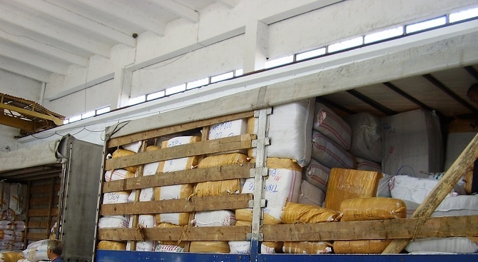 Случай на контрабанда на над 18 000 текстилни изделия, портмонета