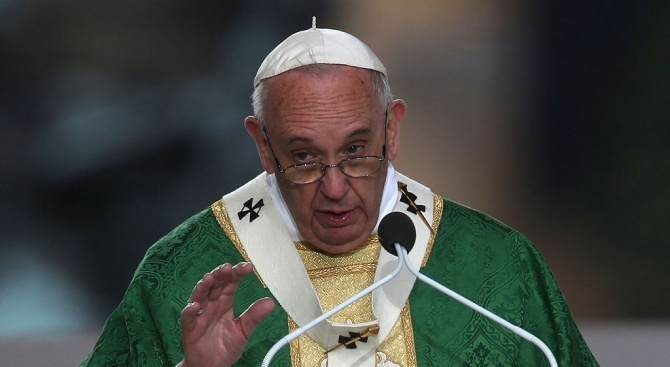 Папа Франциск призова днес за мир и диалог в Чили,