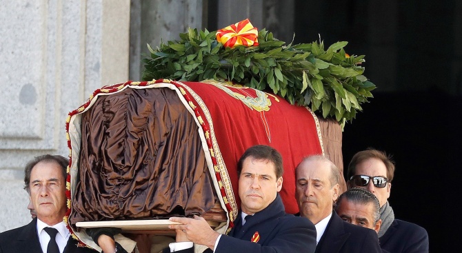 Тялото на Франсиско Франко бе ексхумирано днес от мавзолея в