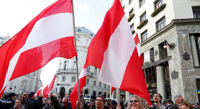 Австрия отбелязва днес с тържествени прояви националния си празник. Той