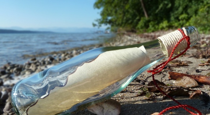 Послание в бутилка, хвърлена в морето от брега на Ню