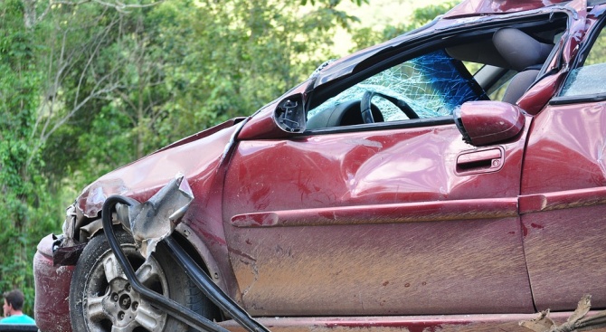 Верижна катастрофа между три леки автомобила е станала на второкласен