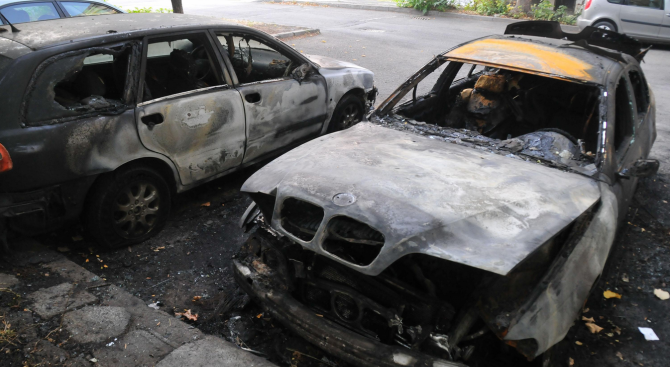 Два автомобила са изгорели пред Спешния център на УМБАЛ-Бургас, съобщиха
