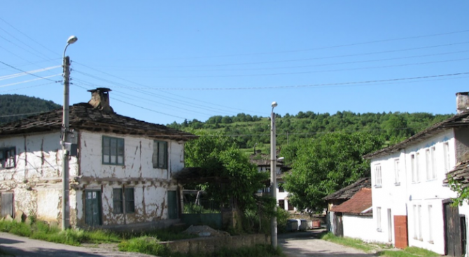 Жителите на популярното сред туристите ловешко село Стефаново близо половин