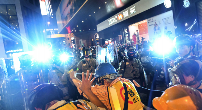 Полицията в Хонконг използва сълзотворен газ, за да разпръсне многолюдна
