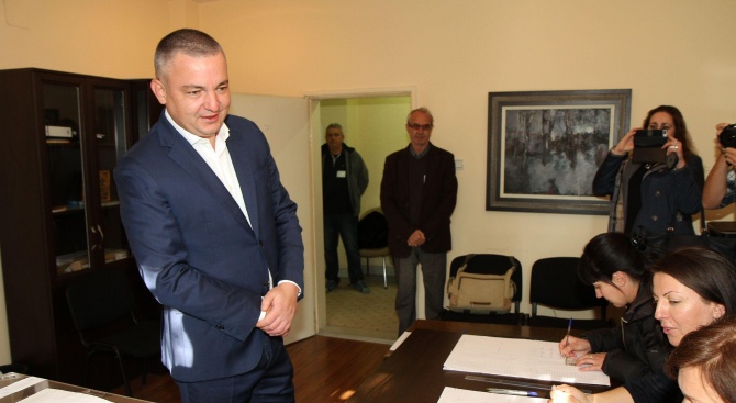 Кметът на Варна Иван Портних гласува в избирателна секция в