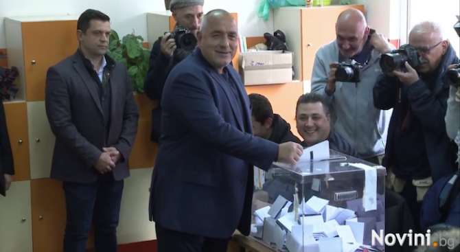 Премиерът Бойко Борисов упражни правото си на глас на балотажа.