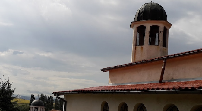 Нова 150-килограмова камбана оглася от днес Кладнишкия манастир "Св. Николай