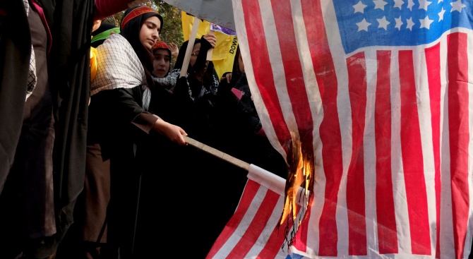 Хиляди иранци скандираха "смърт на Америка" в близост до бившето