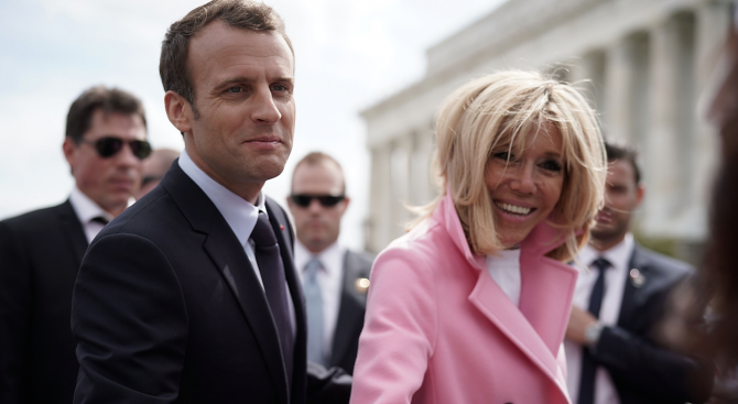 Френският президент Еманюел Макрон и съпругата му Брижит се срещнаха