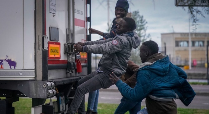 Холандската полиция съобщи днес, че е открила 16 мигранти, включително