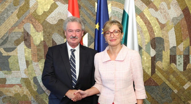 Вицепремиерът и министър на външните работи Екатерина Захариева и министърът
