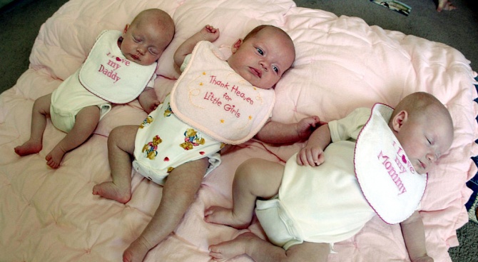 Тризнаци - две момичета и момче, се родиха днес в