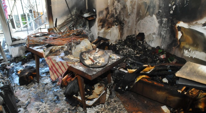 Снимки от мястото на пожара в Бургас, при който е