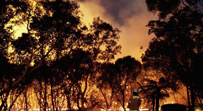 Австралийските пожарникари се опитват да овладеят над 70 пожара, които