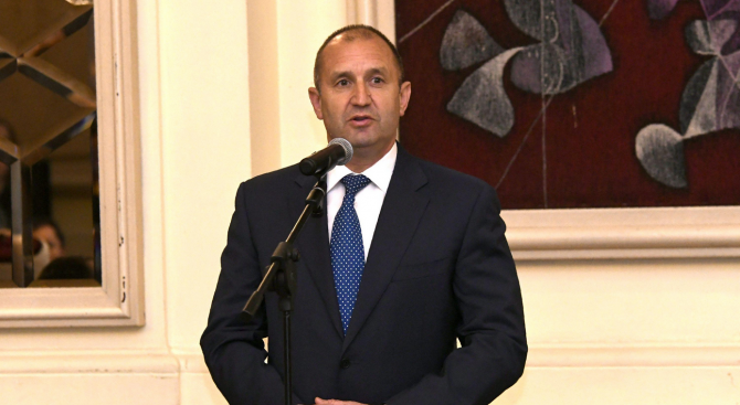 Президентът Румен Радев ще връчи националния флаг на участниците в