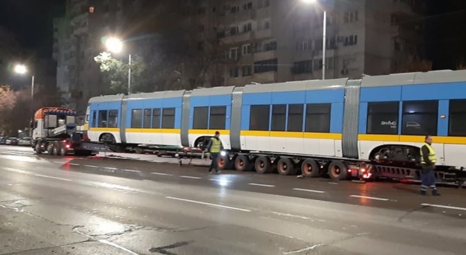 В София пристигна първият от 13-те нови нископодови трамваи по