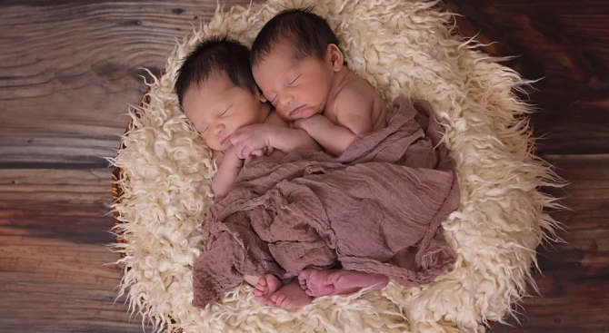 Британски лекари се грижат за най-малките новородени близначета, които са