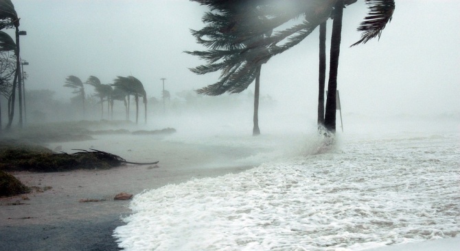 Най-големите и най-опустошителни урагани днес са три пъти по-чести, отколкото