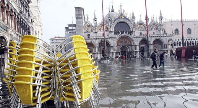 Пикът на водното равнище във Венеция достигна снощи "само" 77