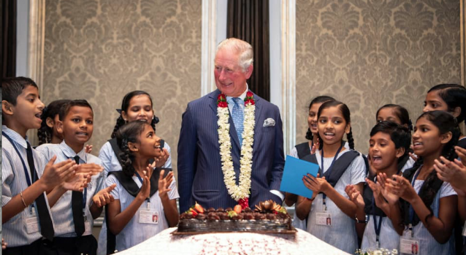 Принц Чарлз, който е на двудневно посещение в Индия, отпразнува