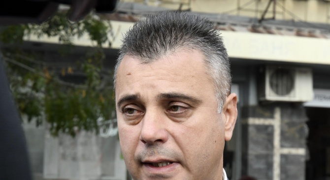 Юлиан Ангелов от ВМРО обясни в кулоарите на парламента, че