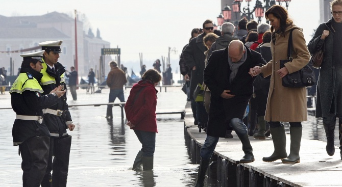 Високата вода във Венеция е на крачка от исторически рекорд,