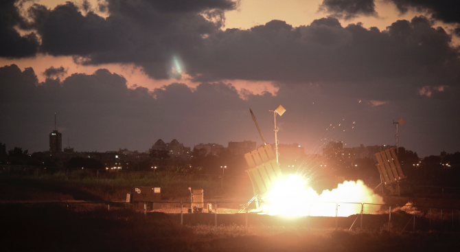 Палестински радикали от ивицата Газа изстреляха тази нощ по територията