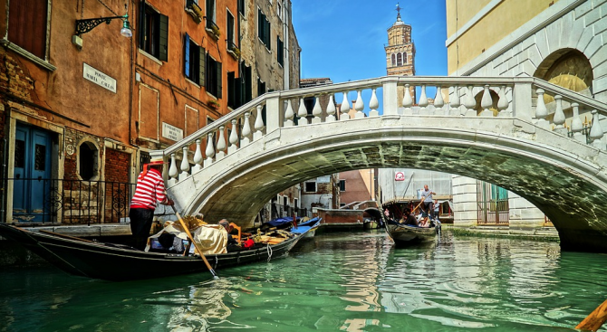 Наводнената Венеция се готви за ново покачване на водите днес,