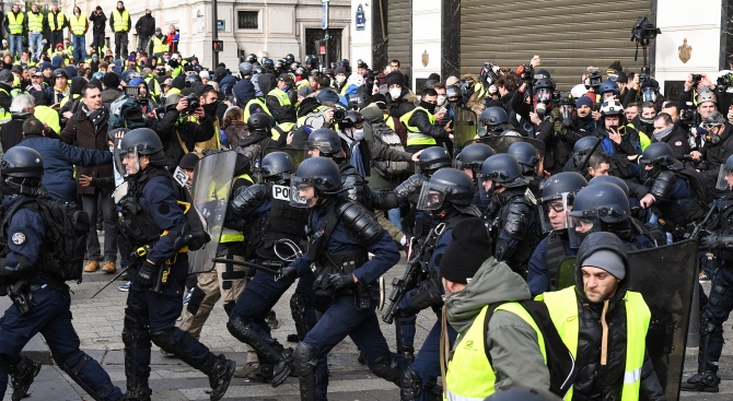 Френският вътрешен министър Кристоф Кастанер каза, че при вчерашните протести