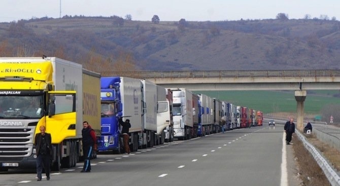 Трафикът по границата с Турция остава интензивен. Колоната от камиони