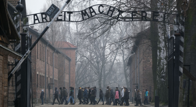 Германският канцлер Ангела Меркел възнамерява да посети бившия нацистки концлагер