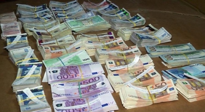 Митничари откриха контрабандна валута за близо 60 000 лв. в