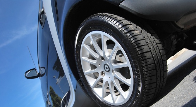 Неизвестни нарязаха гумите на най-малко пет автомобила на столичната улица